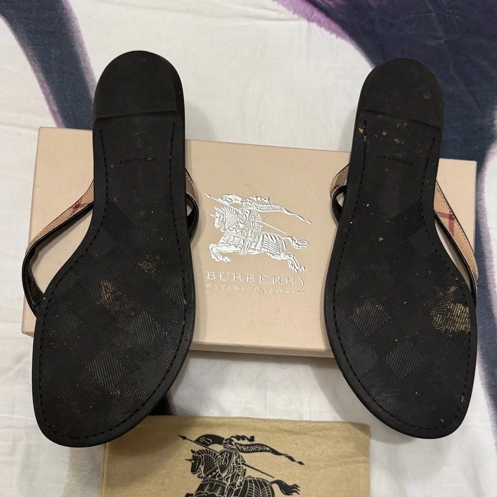 Burberry Black Leather Thong Sandals with Vintage Check Straps - Picture 2 of 2